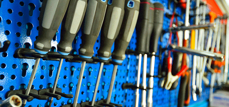photo of screwdrivers for hardware retailer change with project management case study